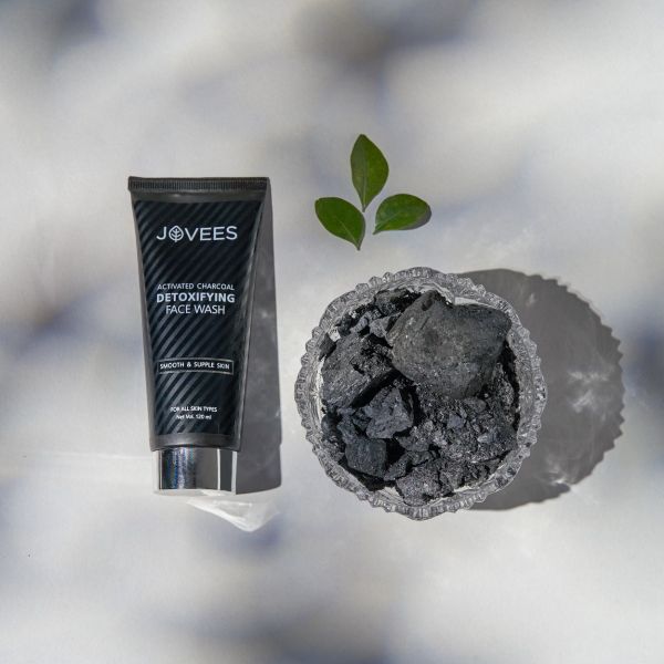 Jovees Activated Charcoal Detoxifying Face Wash, Deep Pore Cleansing